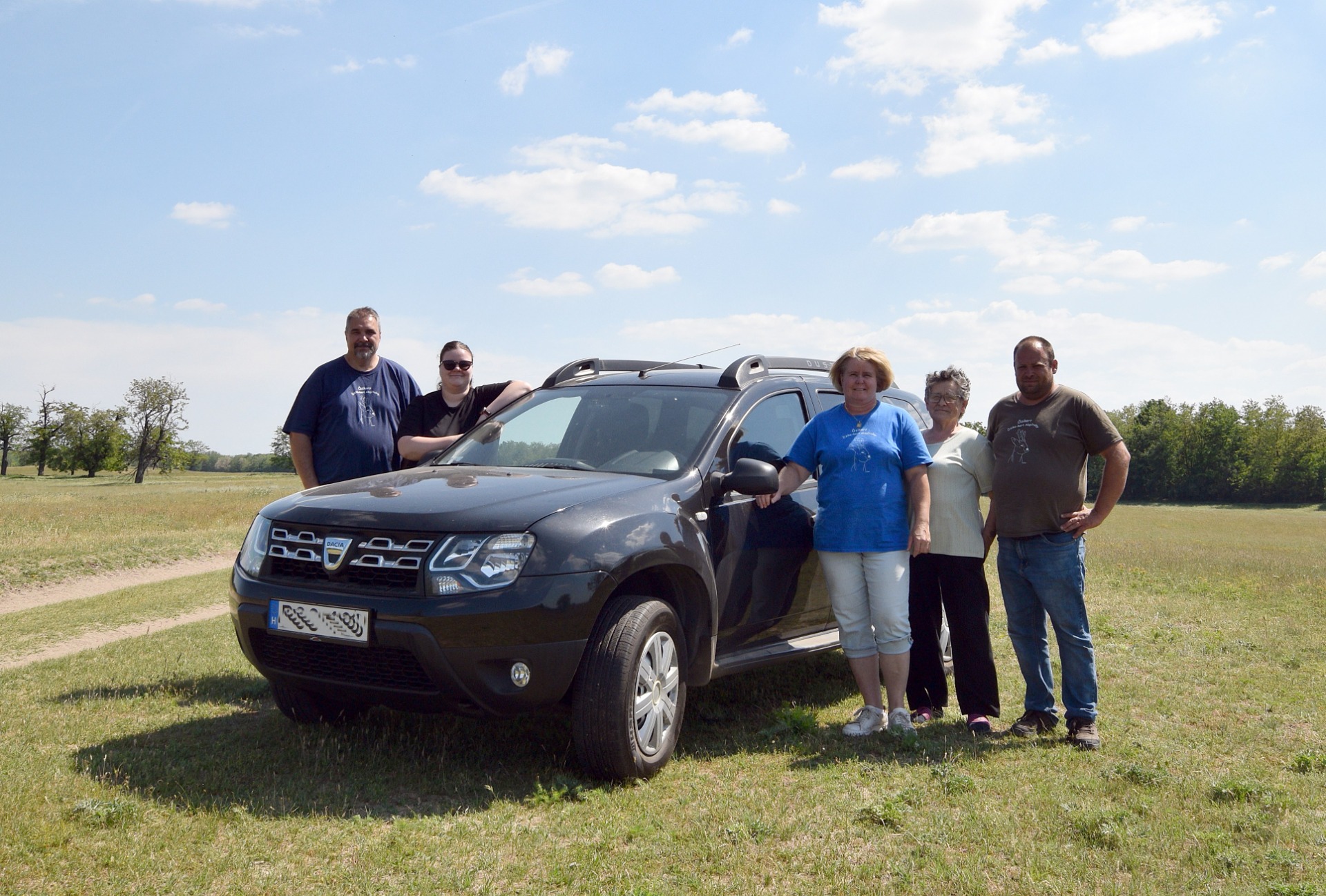 Köszönjük a Bethlen Gábor Alapkezelő Zrt-nek a sikeres pályázati elbírálásunkat, mely összegből meg tudtuk vásárolni a Dacia Duster gépjárművet. A gépjármű mellé szeretnénk vásárolni még egy utánfutót is, megkönnyítve a munkánkat. A gépjármű vásárlás célja az volt, hogy rosszabb terepviszonyok közepette is meg tudjuk közelíteni a vadat, illetve az etetőket, itatókat. Továbbá,ezúton  szeretnénk köszönetet mondani, minden kedves támogatónknak!  Köszönettel, Őzikert állatsimogató, és állatmentő csapata!